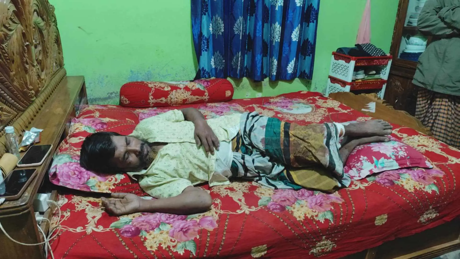 অস্ত্রের নাটক সাজিয়ে সেচ্ছাসেবক দলের আহ্বায়কের নেতৃত্বে অসহায় মানুষের ঘর বাড়ি ভাংচুর সহ মহিলাদের শ্লীনতাহানি।