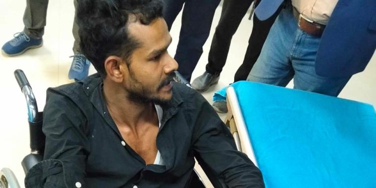 আশুলিয়ায় চাঁদা দিতে অসীকার করলে প্রকাশ্যে দিবালোকে দোকানীকে গুলি করে হত্যা চেষ্টা।