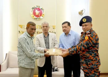স্বরাষ্ট্র উপদেষ্টা লেফটেন্যান্ট জেনারেল (অব.) জাহাঙ্গীর আলম চৌধুরী নিহত ফায়ারফাইটার সোয়ানুর জামানের বাবা মো. আক্তারুজ্জামানের হাতে অর্থসহায়তা তুলে দেন। ঢাকা, ৬ জানুয়ারি
