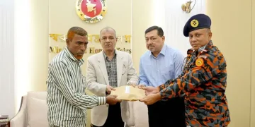 স্বরাষ্ট্র উপদেষ্টা লেফটেন্যান্ট জেনারেল (অব.) জাহাঙ্গীর আলম চৌধুরী নিহত ফায়ারফাইটার সোয়ানুর জামানের বাবা মো. আক্তারুজ্জামানের হাতে অর্থসহায়তা তুলে দেন। ঢাকা, ৬ জানুয়ারি